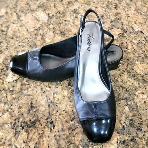 Trotters Ladies 8 1/2 black leather and black patent leather toe sling back.